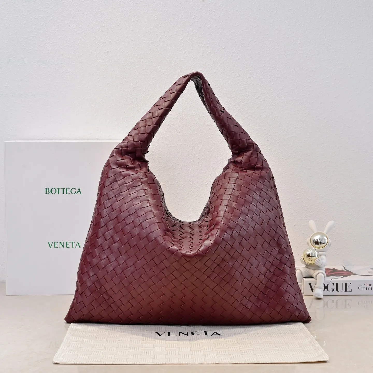 Batch 2160 #Bv Yangjin large size HOP cowhide, the bag body and handles are made of a whole piece of woven leather. The bag body is soft and lazy. Hop symbolizes the praise of innovation and eternal craftsmanship [love]. The pyramid silhouette combines practicality and fashion. Modern and casual, the bag mouth is double-sided closed design, more convenient and safe! Made of soft cowhide and full of texture, this is a must-have for fashionable ladies who like minimalism, comfort and casualness! Model: 3970 Dimensions: 54x24x13